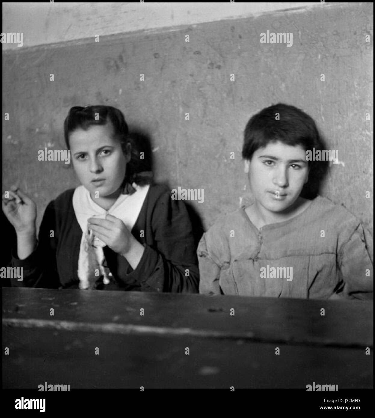 Cette photographie historique de 1948 représente de jeunes prostituées à la prison Albergo dei Poveri de Naples. Il reflète les problèmes sociaux de l'époque, y compris la pauvreté, l'exploitation et les dures réalités auxquelles sont confrontées les personnes vulnérables dans l'Italie d'après-guerre. Banque D'Images