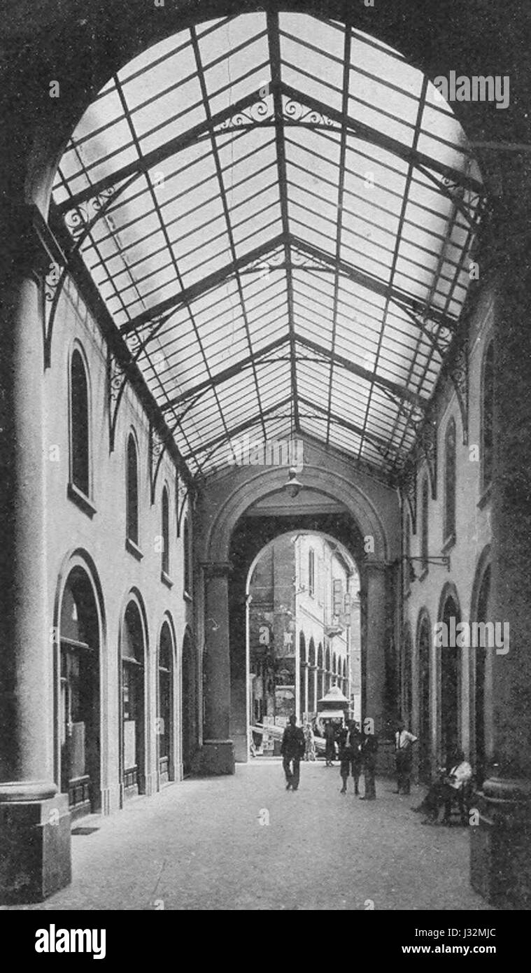 Cette image représente l'intérieur de la Galerie Gallini à Mirandola, en Italie. Il présente la collection d'art historique de la galerie et des caractéristiques architecturales typiques du patrimoine culturel italien. Banque D'Images