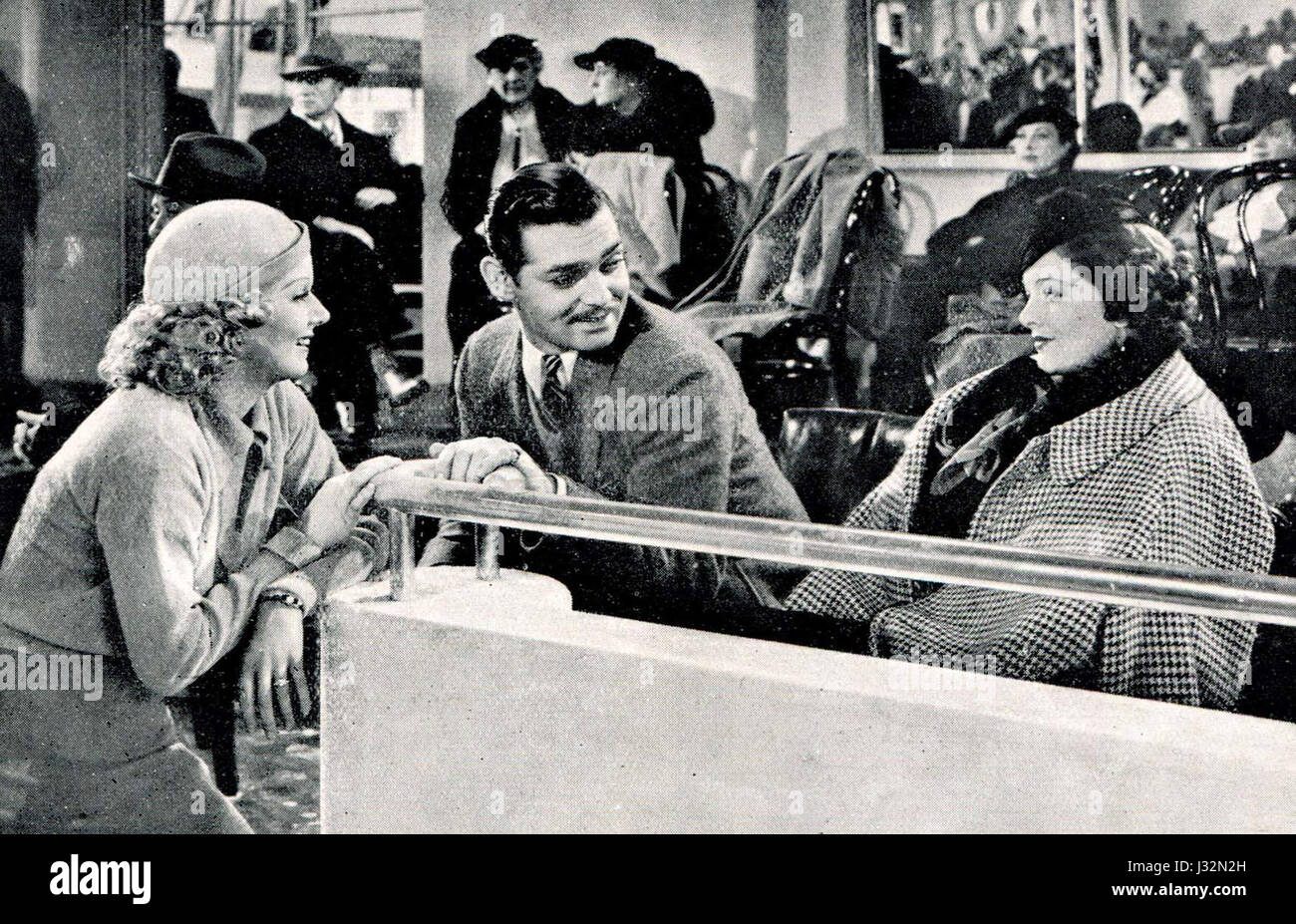 Gelosia (1926) est un film italien, avec une scène montrant une confrontation dramatique entre une femme et une secrétaire. Ce film est un exemple classique du cinéma italien du début du XXe siècle, mêlant drame et intensité émotionnelle. Banque D'Images