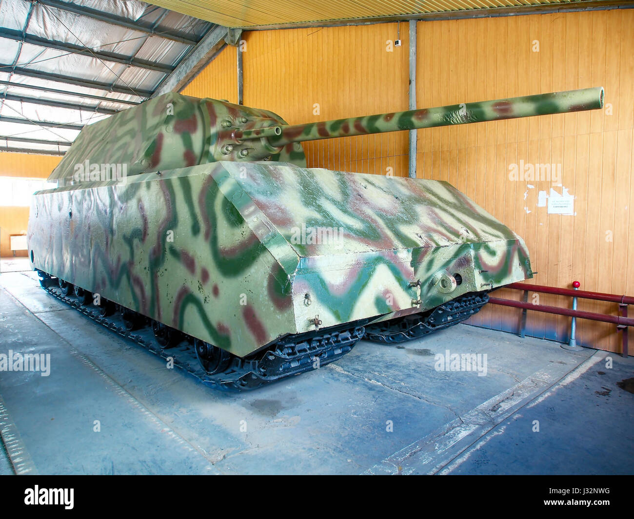 L'image montre un PZ. Le char Kpfw VIII Maus, un char lourd allemand de la seconde Guerre mondiale, exposé au musée des chars de Kubinka en Russie. Le Maus est l'un des chars les plus lourds jamais construits. Banque D'Images