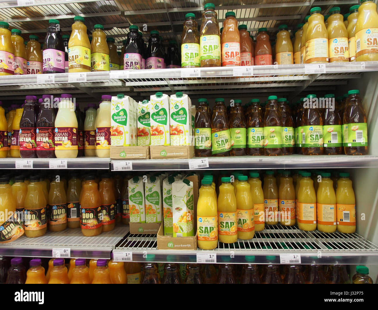 Albert Heijn est une chaîne de supermarchés bien connue aux pays-Bas, et l'image se concentre sur la section jus du magasin, mettant en évidence la variété de boissons disponibles pour les clients dans le sappenafdeling (section jus). Banque D'Images Albert Heijn est une chaîne de supermarchés bien connue aux pays-Bas, et l'image se concentre sur la section jus du magasin, mettant en évidence la variété de boissons disponibles pour les clients dans le sappenafdeling (section jus). Banque D'Images