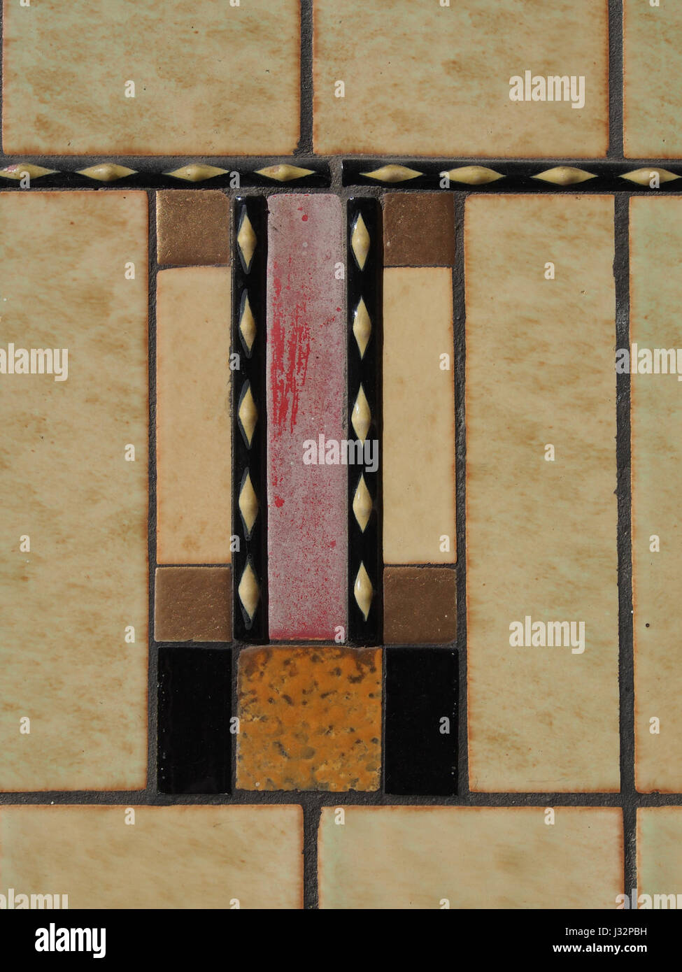 Image représentant les carreaux art déco de l'Eerste Breeuwersstraat 58-64, un bâtiment aux pays-Bas, mettant en valeur les caractéristiques décoratives du style architectural du début du XXe siècle. Banque D'Images