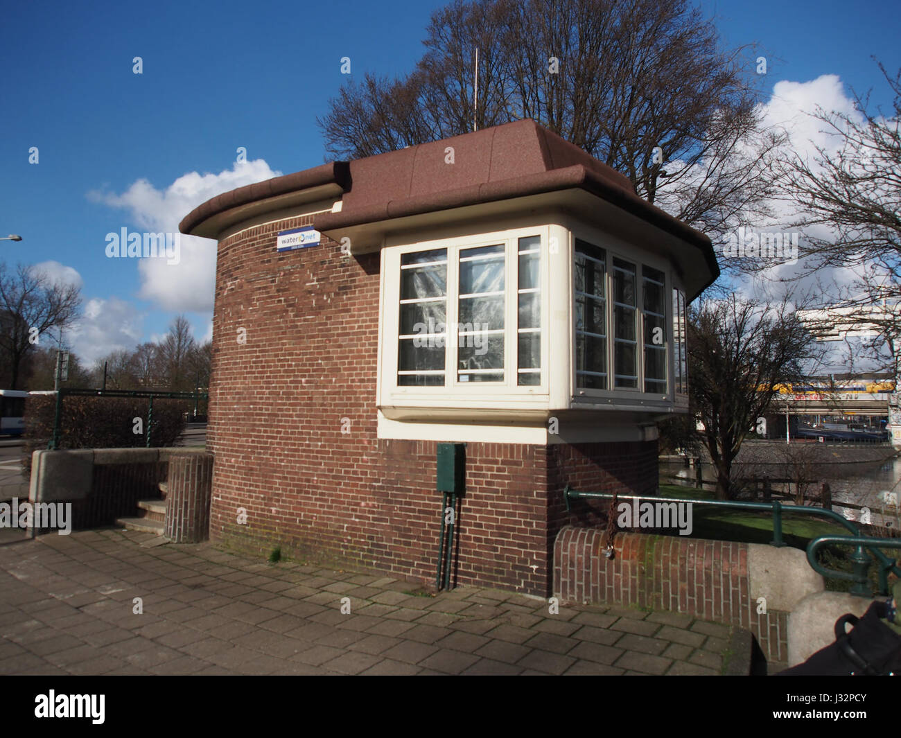 Une photographie du Willemsbrug, un pont à Rotterdam, pays-Bas. L'image capture la conception architecturale moderne du pont, avec sa couleur rouge distinctive et sa structure suspendue enjambant la rivière. Banque D'Images