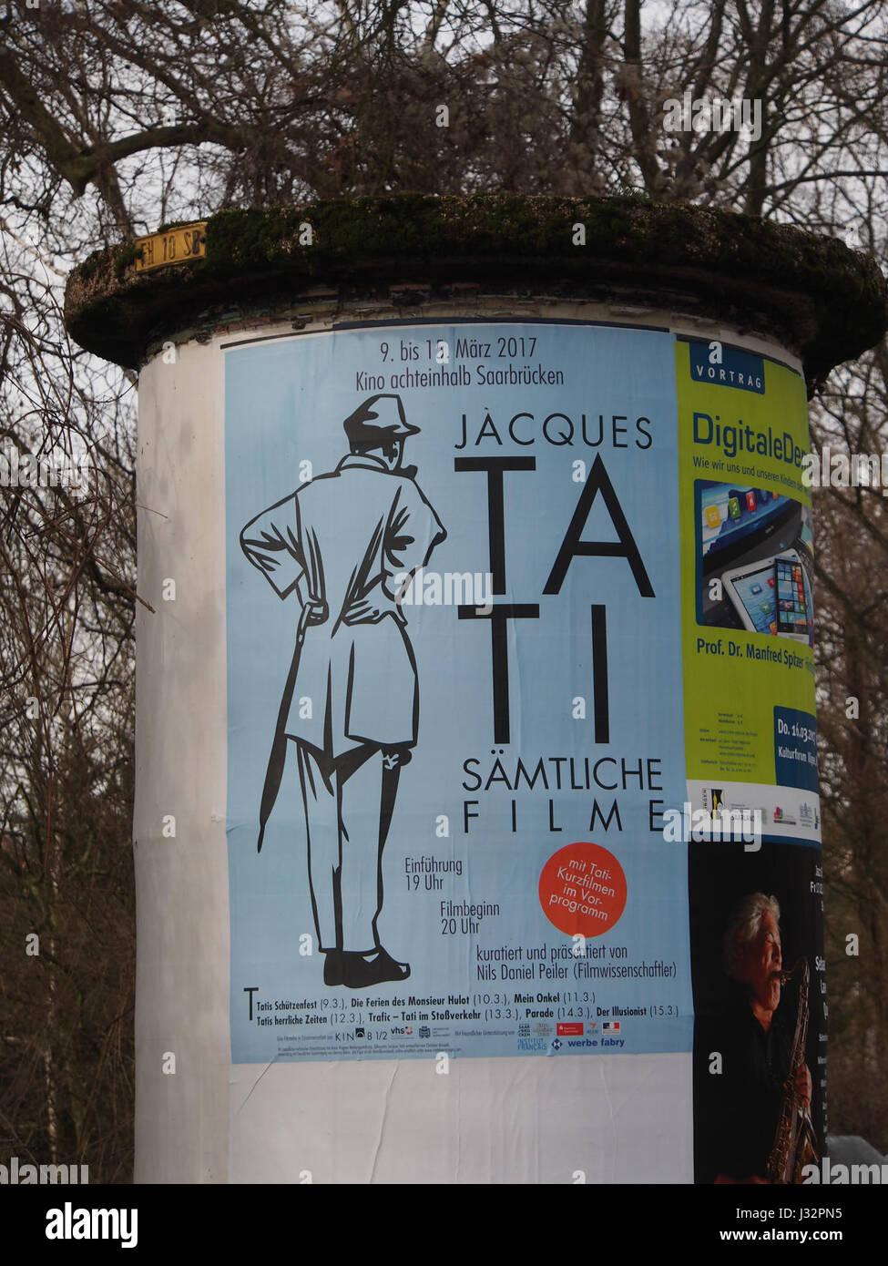 Photo d'une affiche représentant le cinéaste français Jacques Tati, affichée sur une colonne publicitaire. L’image souligne l’influence de Tati dans le cinéma, en particulier son travail sur la comédie visuelle et son personnage emblématique Monsieur Hulot. Banque D'Images