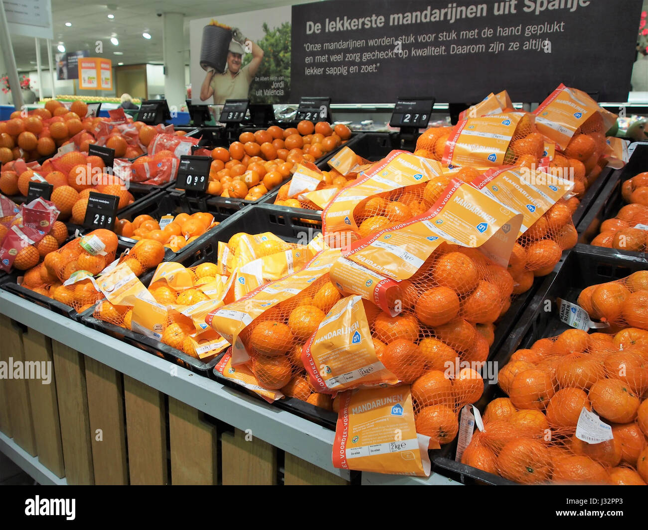 Cette photographie montre une exposition d'oranges (*sinaasappels*) dans un magasin Albert Heijn aux pays-Bas. Albert Heijn est une chaîne de supermarchés populaire dans le pays, connue pour offrir des produits frais et des produits d'épicerie. Banque D'Images Cette photographie montre une exposition d'oranges (*sinaasappels*) dans un magasin Albert Heijn aux pays-Bas. Albert Heijn est une chaîne de supermarchés populaire dans le pays, connue pour offrir des produits frais et des produits d'épicerie. Banque D'Images