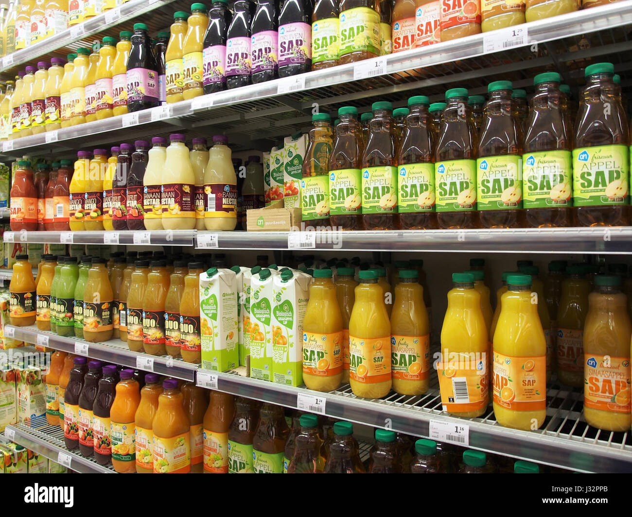 Assortiment de jus de fruits disponible chez Albert Heijn, une chaîne de supermarchés néerlandaise, offrant une variété de saveurs et de marques aux consommateurs. Banque D'Images Assortiment de jus de fruits disponible chez Albert Heijn, une chaîne de supermarchés néerlandaise, offrant une variété de saveurs et de marques aux consommateurs. Banque D'Images