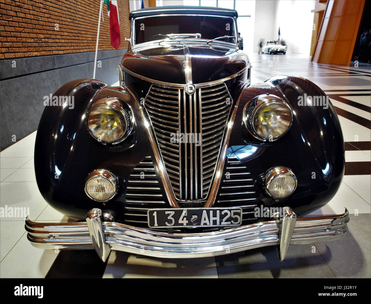 La Lancia Astura Pinin Farina 1938 est une voiture de luxe classique, réputée pour son design élégant et son ingénierie avancée. Le véhicule, produit par le constructeur automobile italien Lancia, présente un style de carrosserie épuré et a été très apprécié à son époque. Banque D'Images