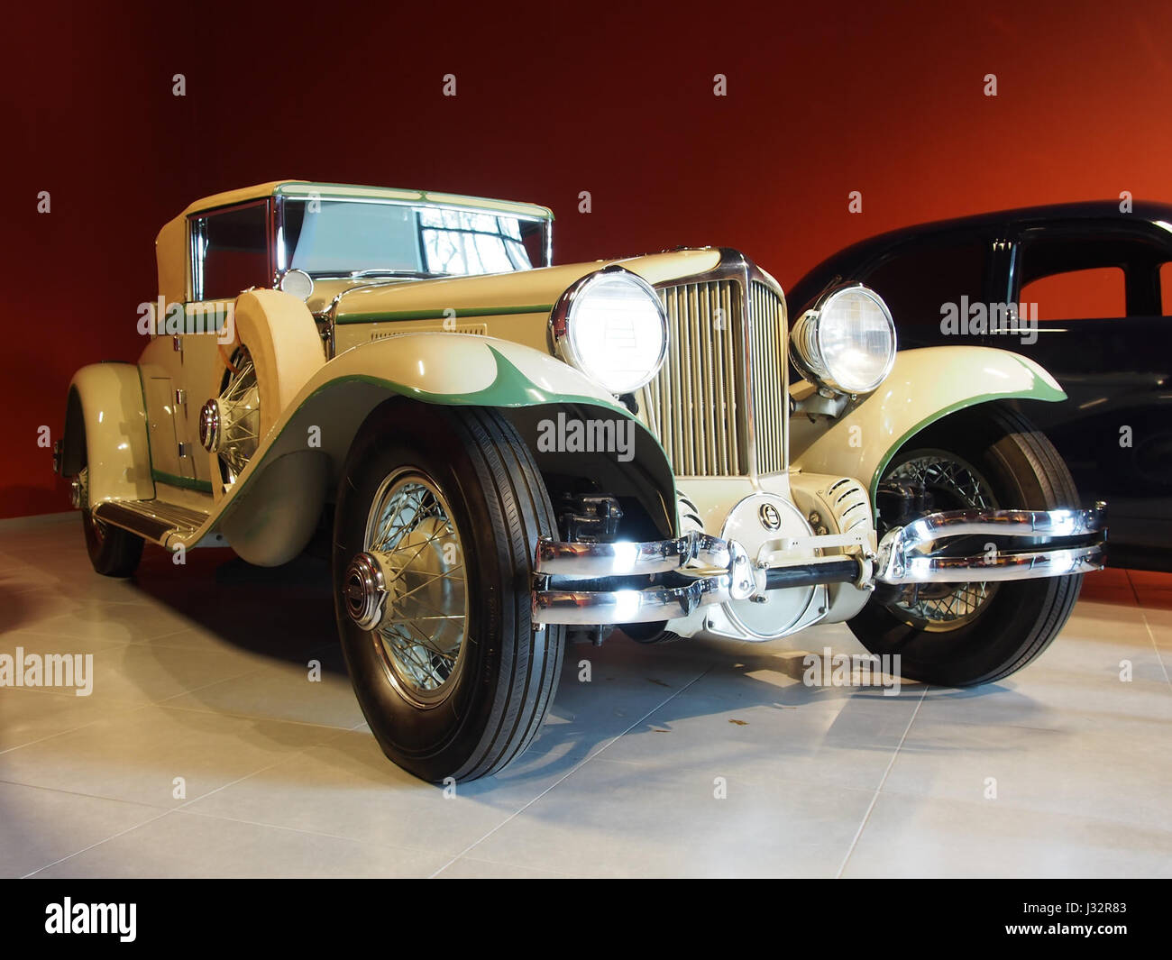 La Cord l-29 Cabriolet de 1929 est une automobile américaine classique dotée d'un moteur 8 cylindres de 4,9 litres développant 125 chevaux. Ce véhicule, connu pour son design élégant, peut atteindre des vitesses allant jusqu'à 115 km/h, ce qui représente un pic dans l'ingénierie automobile du début du XXe siècle. Banque D'Images