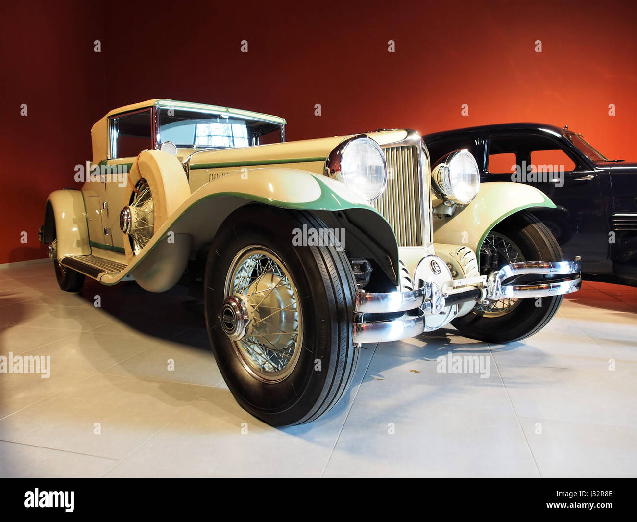 Cette photographie montre une Cord l-29 Cabriolet 1929, une voiture de luxe connue pour son ingénierie avancée et son puissant moteur 8 cylindres de 4,9 litres. Le véhicule était capable d'atteindre des vitesses allant jusqu'à 115 km/h, symbolisant la haute performance et l'élégance dans les automobiles du début du XXe siècle. Banque D'Images