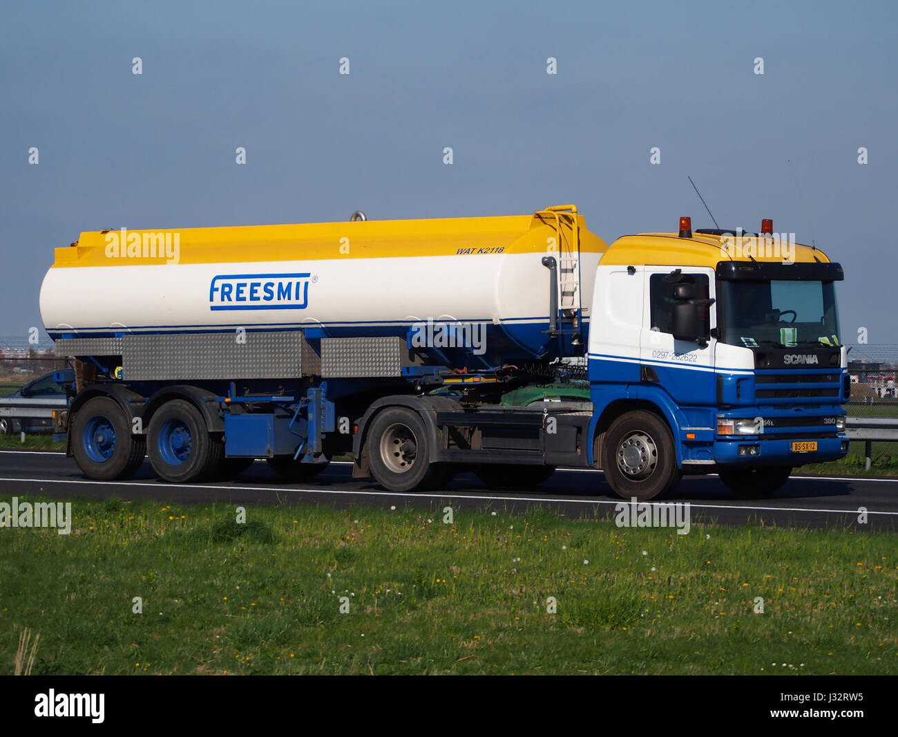 Une photographie d'un camion SCANIA 114L 380 tankwagen, un modèle de camion-citerne fabriqué par SCANIA, connu pour son moteur puissant et son design, utilisé pour le transport de liquides et de matériaux en vrac. Banque D'Images