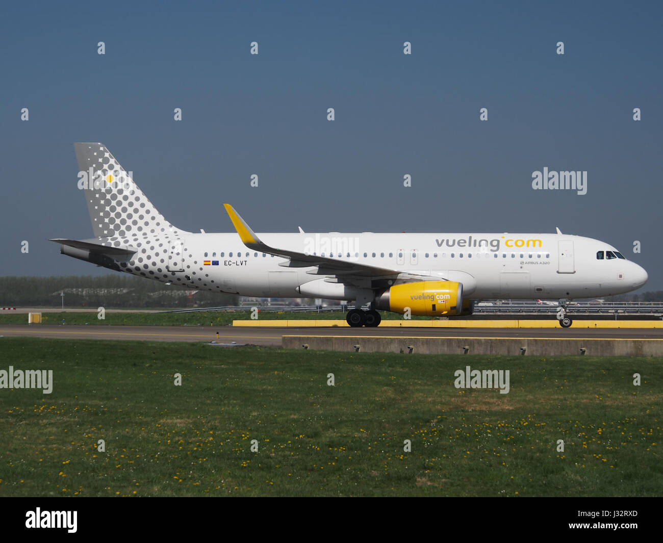 Airbus A320-232(WL) EC-LVT de Vueling capturé à l'aéroport de Schiphol, aux pays-Bas, présentant sa conception d'ailette et ses caractéristiques d'aviation commerciale. Banque D'Images