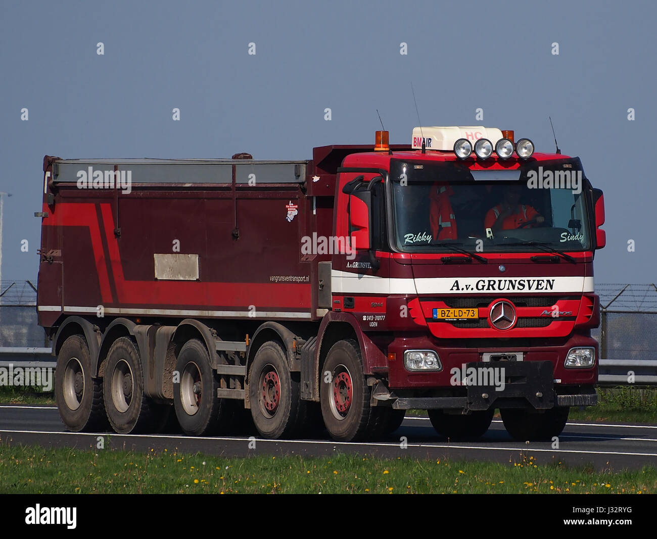 Le Mercedes Actros 5041 est un camion à benne basculante robuste conçu pour la construction et l'utilisation industrielle. Cette image montre le véhicule en action, montrant sa construction robuste et ses fonctionnalités comme un cheval de bataille dans des environnements exigeants tels que les chantiers de construction et les exploitations minières. Banque D'Images