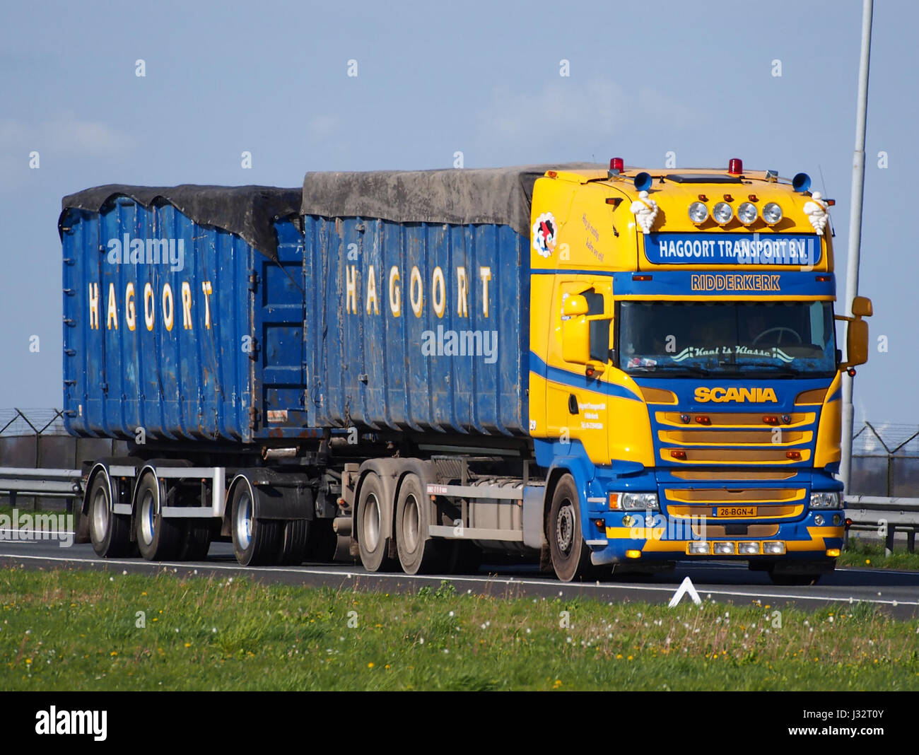 Un camion Scania exploité par Hagoort transport BV est vu en utilisation, soulignant le rôle de l'entreprise dans la logistique et le transport de marchandises. Scania est connue pour produire des camions robustes et fiables utilisés dans le transport long-courrier. Banque D'Images
