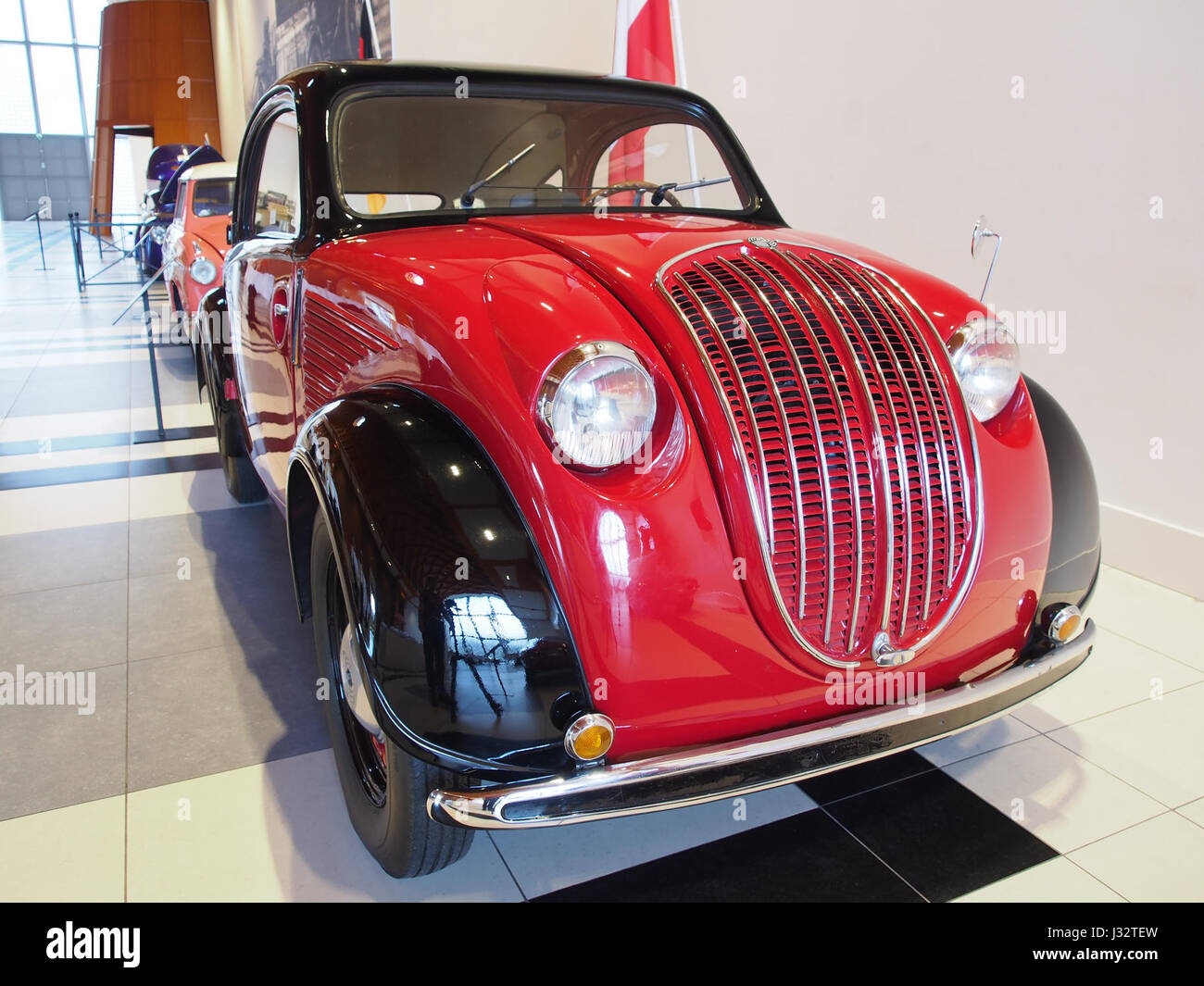 Le Steyr type 55 Baby 1939 est un véhicule classique avec un moteur 4 cylindres, produisant 25,5 chevaux et atteignant des vitesses allant jusqu'à 95 km/h. Cette voiture compacte, avec un moteur de 1,2 litres, est un exemple de l'ingénierie automobile européenne d'avant-guerre. Banque D'Images
