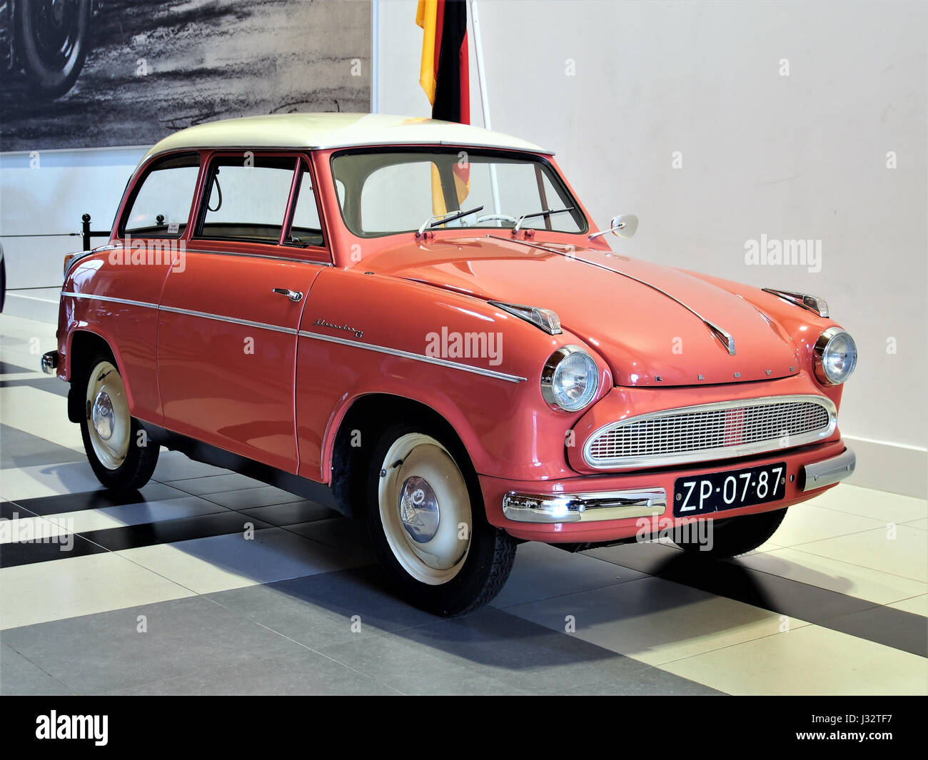 Cette photographie montre une Lloyd TS Alexander de 1958, un modèle de voiture des années 1950 Le véhicule est équipé d'un moteur de 596 cm3, deux cylindres, et est capable d'atteindre des vitesses allant jusqu'à 110 km/h. Banque D'Images