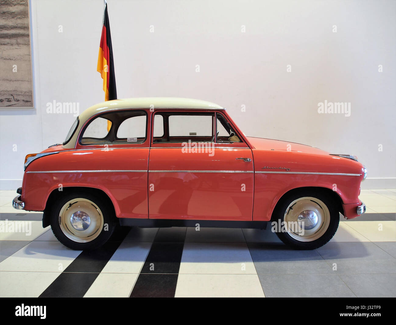 La Lloyd TS Alexander 1958 est une voiture vintage équipée d'un moteur deux cylindres de 596 cm3, développant 25 chevaux et une vitesse de pointe de 110 km/h, mettant en valeur le design automobile du milieu du XXe siècle. Banque D'Images