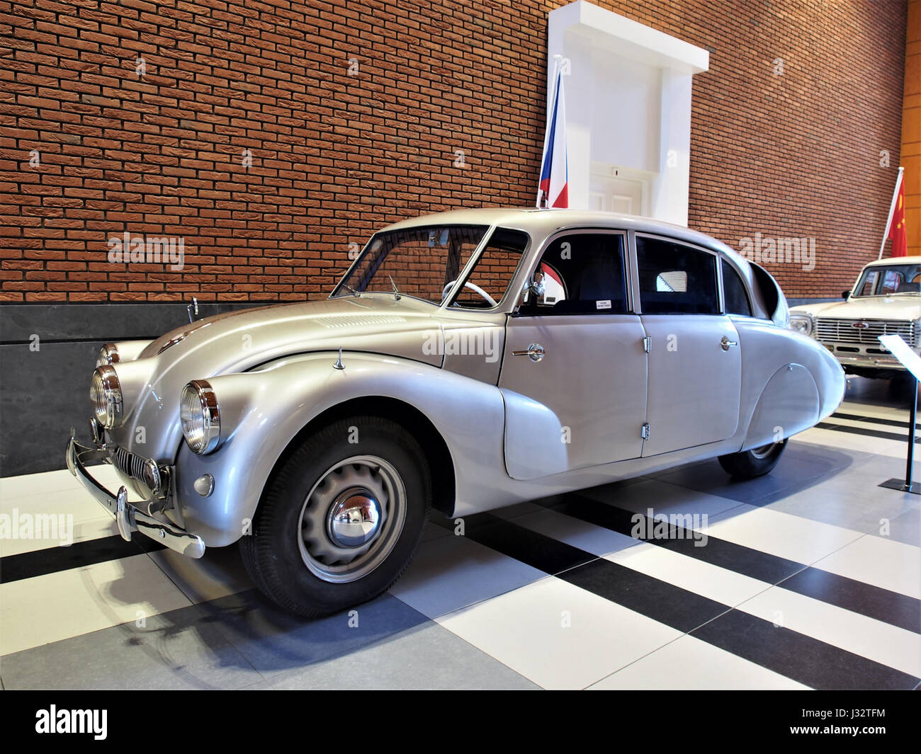 Une photographie d'une Tatra 87 1948, une voiture de luxe tchécoslovaque connue pour son design épuré et sa technologie innovante, en particulier son système de moteur arrière refroidi par air, fabriqué par la société Tatra. Banque D'Images