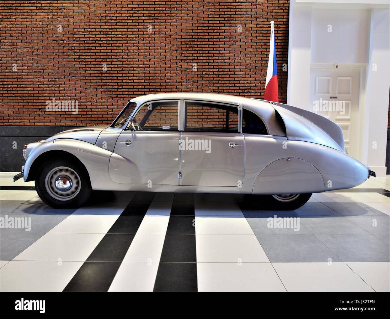 La Tatra 87, une berline de luxe 1948 du constructeur automobile tchèque Tatra, est réputée pour son design aérodynamique et sa configuration à moteur arrière, une caractéristique notable de son époque. Banque D'Images