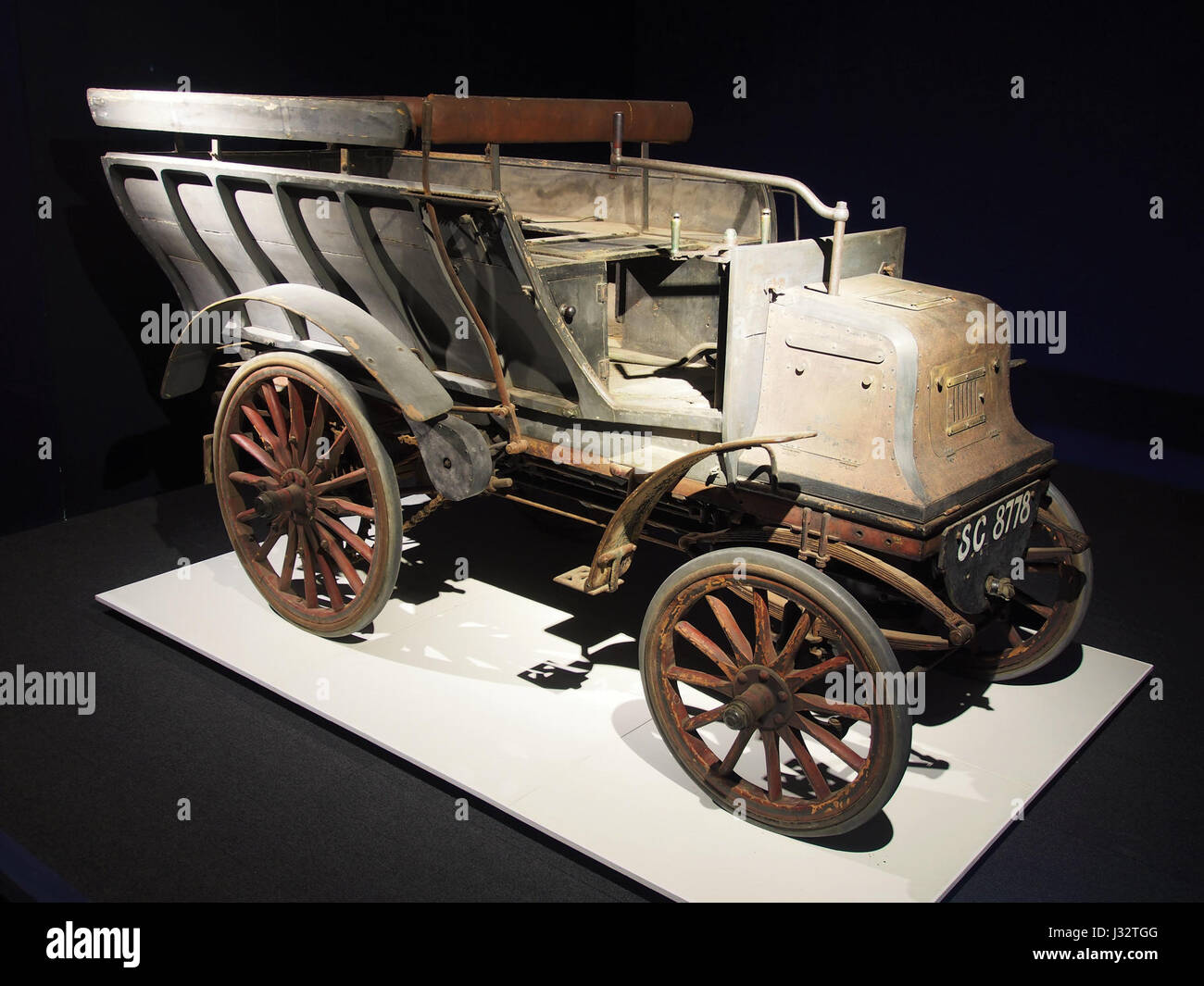 Une photographie historique d'un frein six places bi-cylindre Daimler de 6 CH de 1897, mettant en valeur l'une des premières automobiles dans l'évolution des véhicules à moteur. Banque D'Images