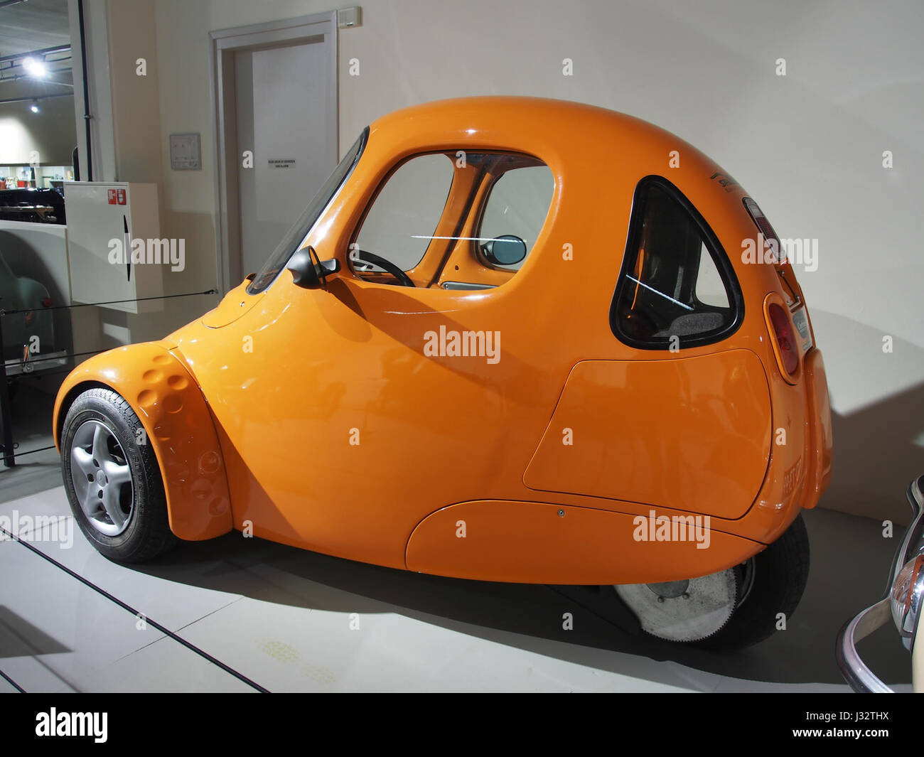 Le Corbin Sparrow 2000, surnommé « Jelly Bean », est un petit véhicule électrique à une place conçu pour les déplacements urbains. La conception compacte et la technologie écologique reflètent les tendances dans les transports alternatifs au tournant du siècle. Banque D'Images