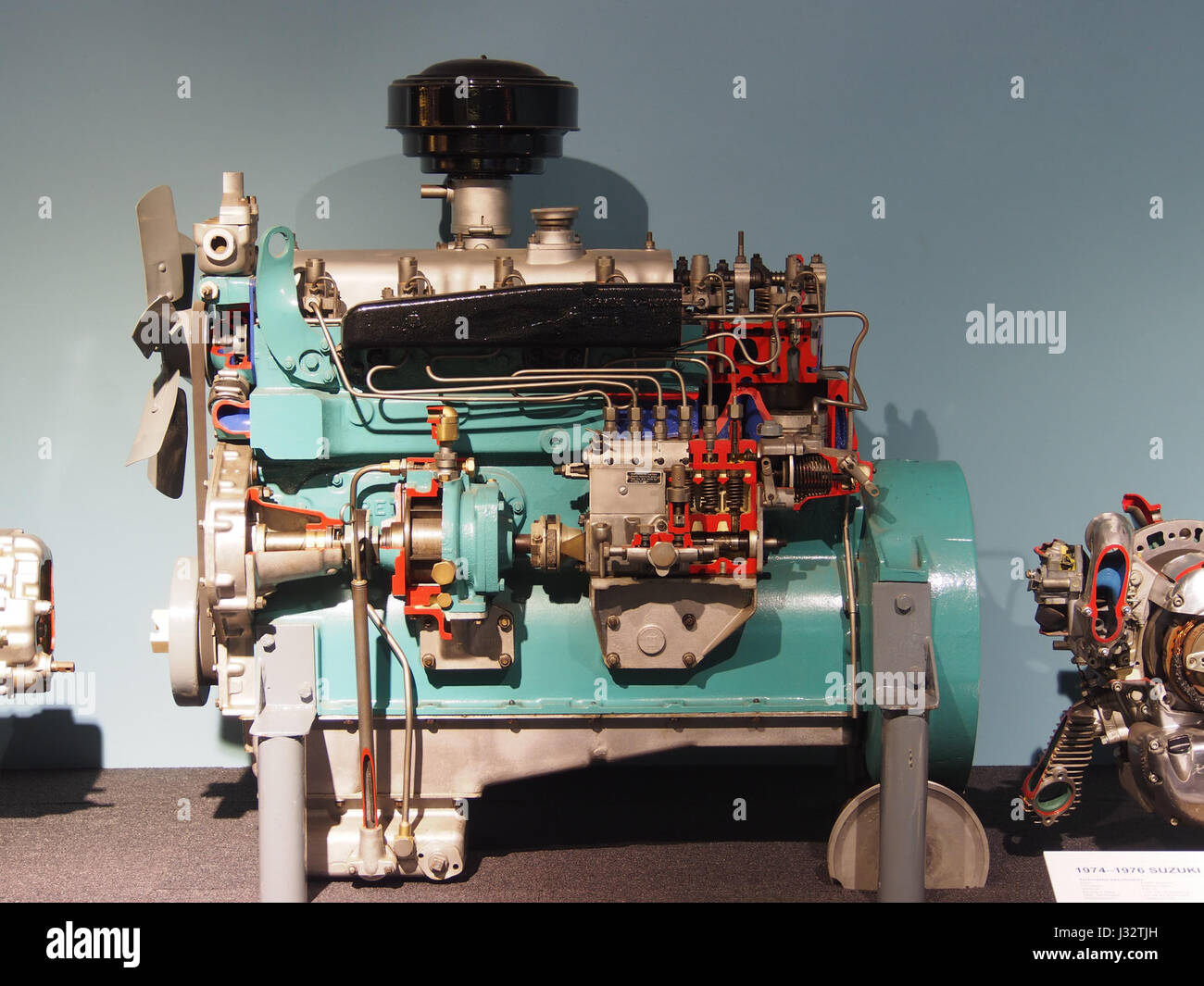 Cette image montre un moteur diesel Perkins R6 4 temps fabriqué entre 1953 et 1960. Reconnu pour sa fiabilité et son efficacité, le moteur a été utilisé dans une variété d'applications industrielles et agricoles à son époque. Banque D'Images