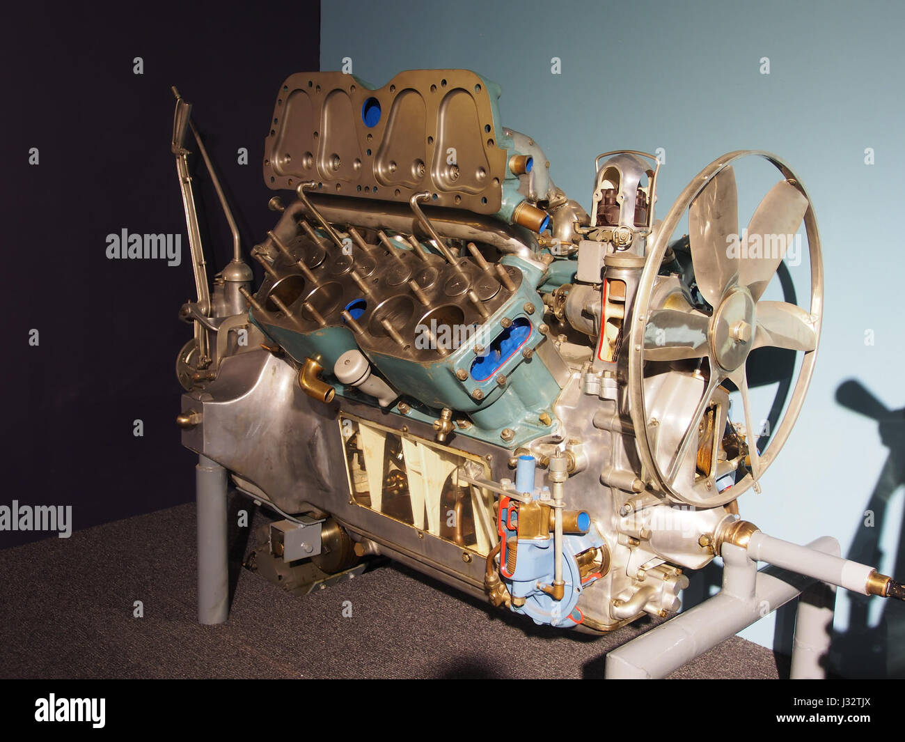 Cette photographie montre un Cadillac modèle 51 de 1915, mettant en valeur son moteur V8 à 4 temps, un développement important de l'ingénierie automobile au début du XXe siècle. Banque D'Images