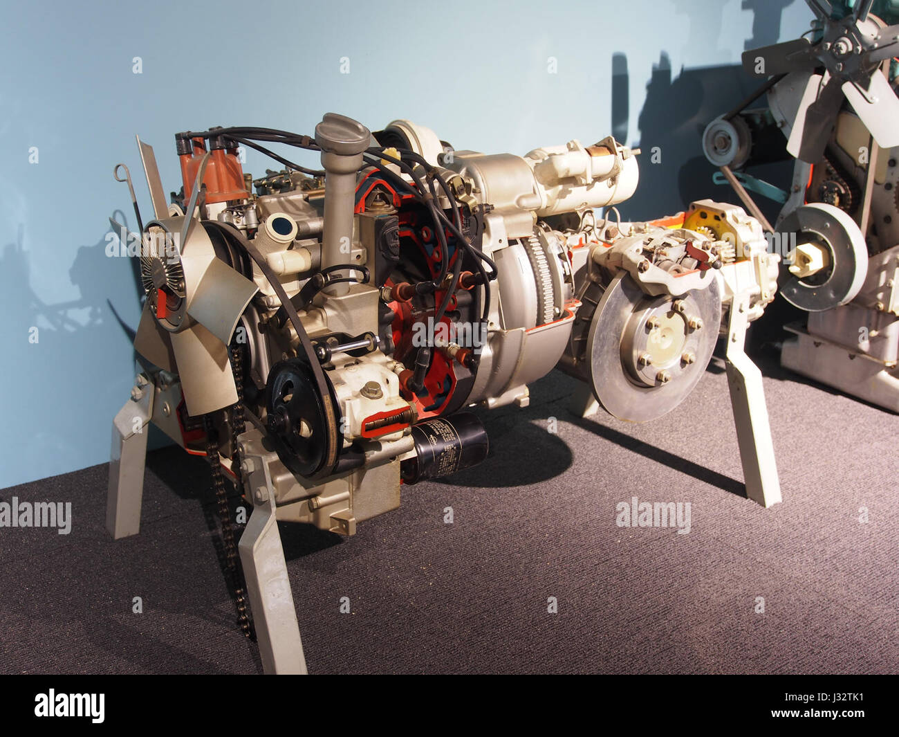 Cette photographie présente la NSU RO80, une voiture révolutionnaire de 1967 équipée d'un moteur rotatif. Le RO80 est remarquable pour sa conception innovante de moteur et son rôle dans l'industrie automobile au cours des années 1960 Banque D'Images