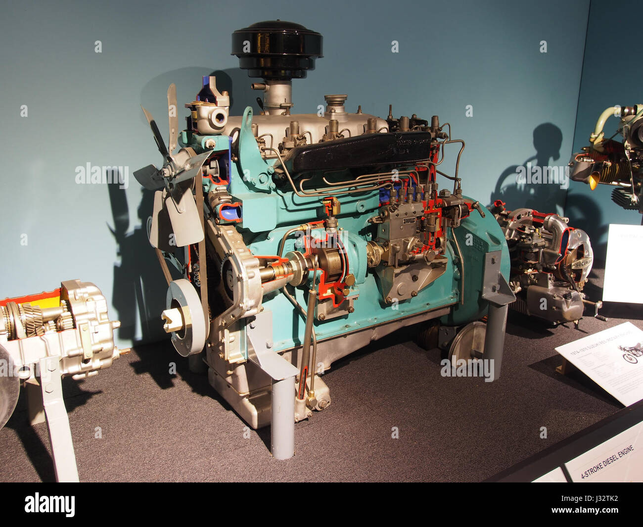 Cette photographie présente le Perkins R6, un moteur diesel à 4 temps, fabriqué entre 1953 et 1960. Il met en évidence l'ingénierie et la conception d'un moteur industriel clé utilisé dans diverses applications à cette époque. Banque D'Images