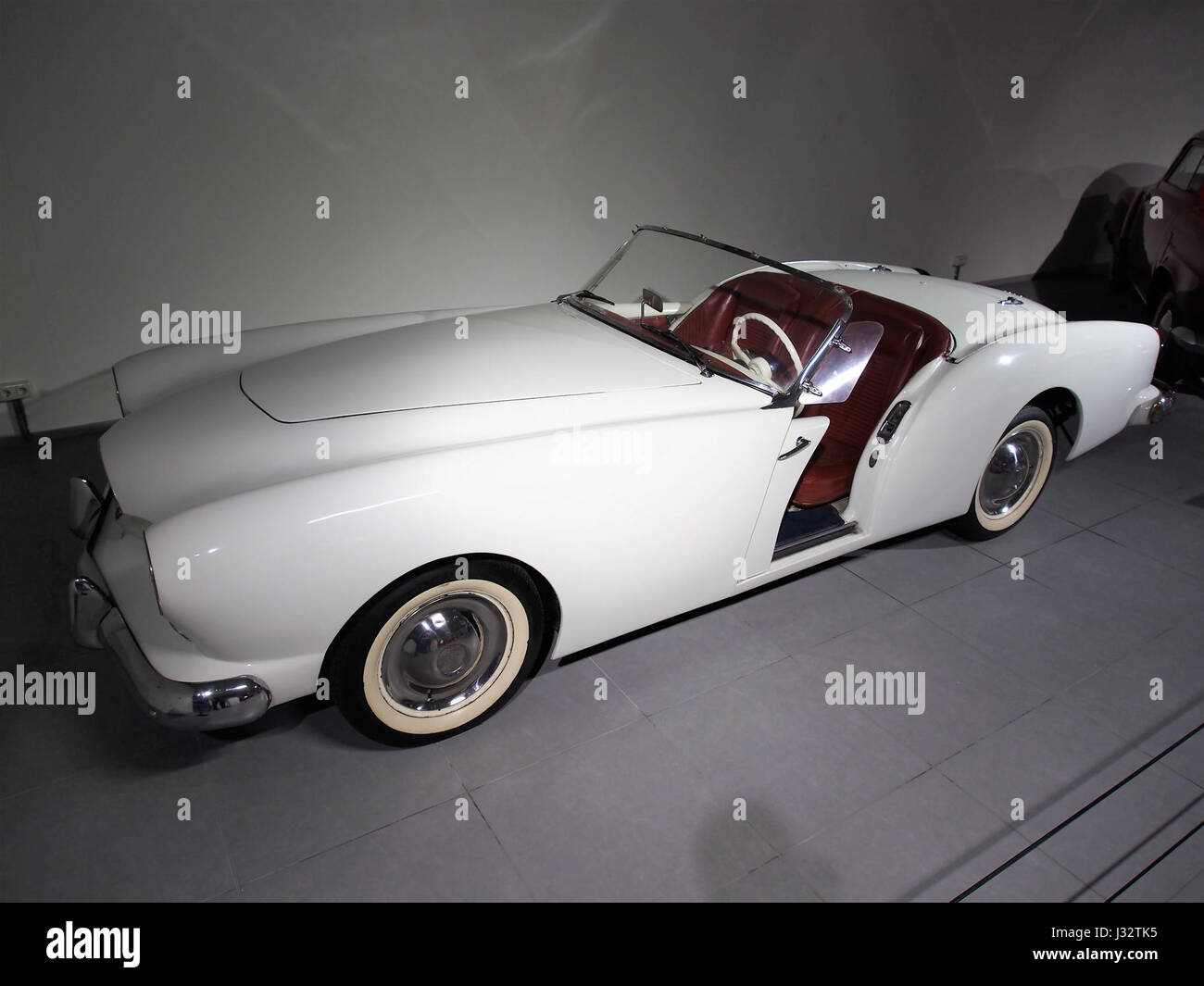 La Kaiser-Darrin DKF-161 de 1954 est une voiture de sport américaine classique connue pour son design distinctif, comprenant une carrosserie en fibre de verre et des portes rétractables. Il est considéré comme un objet de collectionneur rare et précieux. Banque D'Images