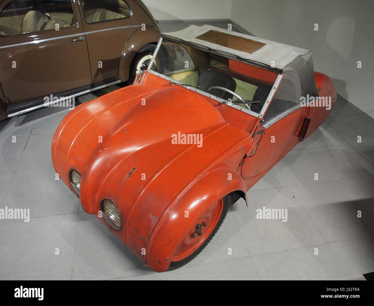 La Rapid Swiss Volkswagen 1946, conçue par Jozef Ganz, est une automobile pionnière avec un moteur monocylindre, un châssis dorsal et une suspension à bras oscillants. Ce modèle représente les premières innovations automobiles de l'après-guerre. Banque D'Images