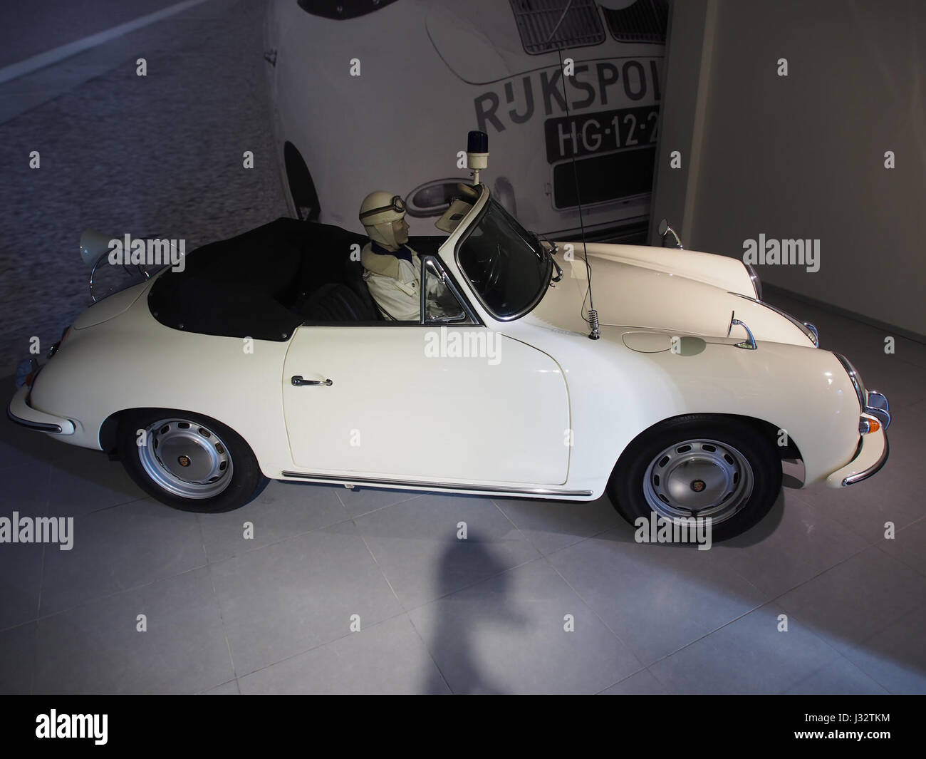 Cette photographie montre une Porsche 356B 1600 Cabriolet de 1962, une voiture de sport allemande classique. Le véhicule est connu pour son design élégant, sa construction légère et son moteur puissant, marquant une ère importante dans l'histoire automobile de Porsche. Banque D'Images