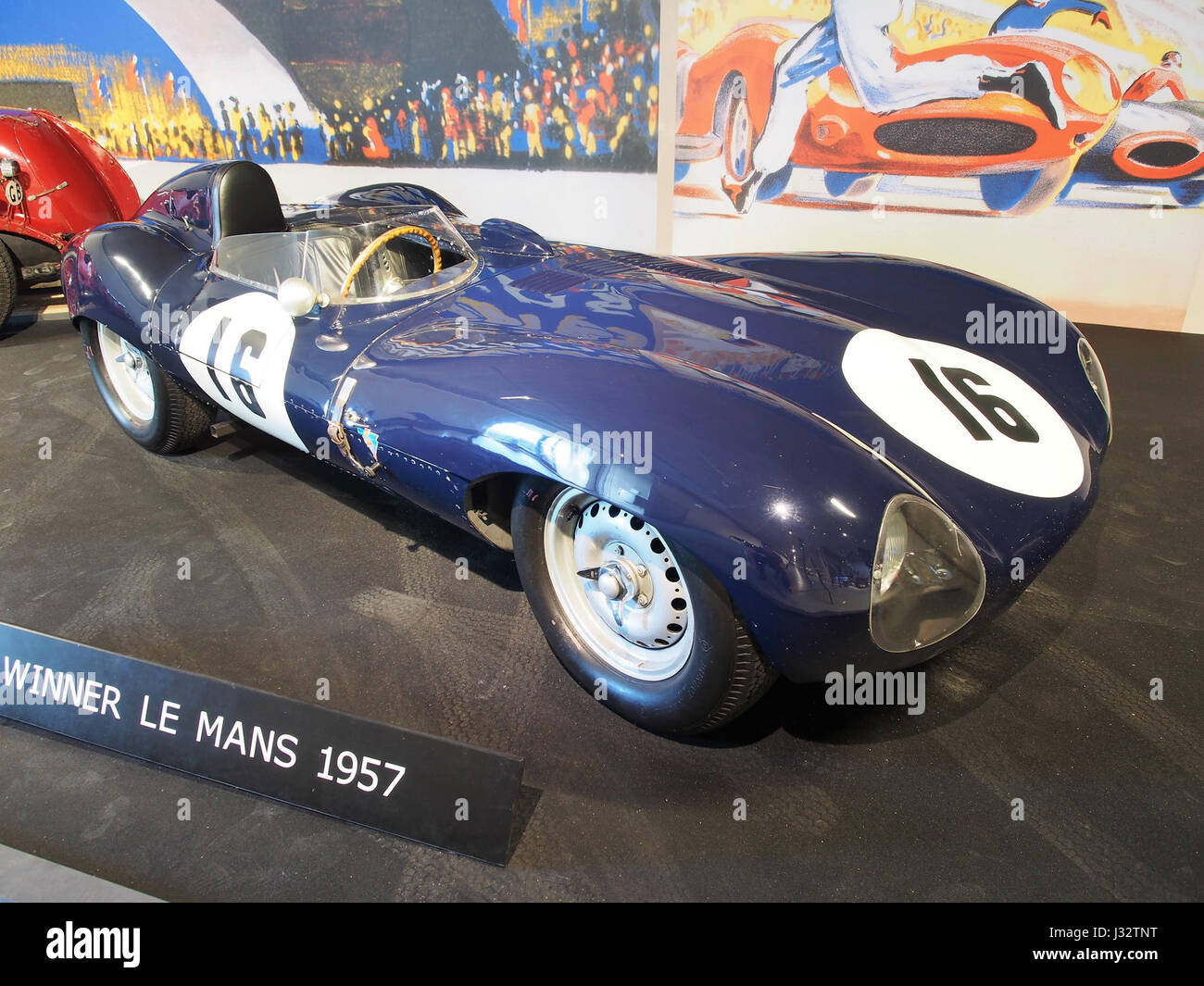 La Jaguar d-type XKD 606 1956 est une voiture de course renommée, célèbre pour avoir remporté les 24 heures du Mans 1957. Son ingénierie et son design restent emblématiques dans l'histoire automobile. Banque D'Images