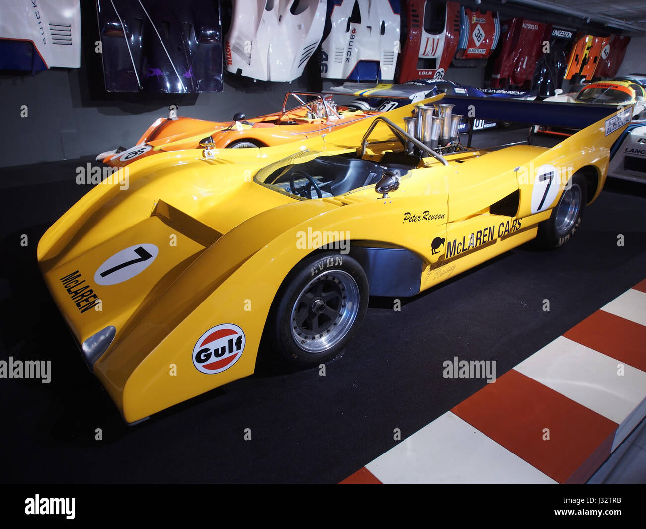 La McLaren M8F 1971 est une voiture de course hautes performances, dotée d'un moteur de 8,1 litres à 8 cylindres et produisant 750 chevaux. Cette voiture est un modèle emblématique de l'histoire du sport automobile, connu pour sa vitesse et son ingénierie. Banque D'Images