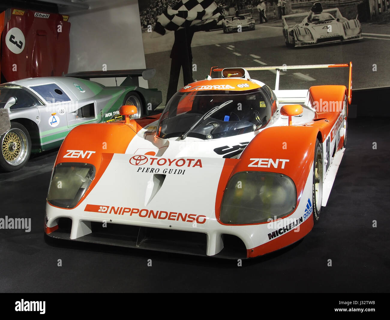 Cette photographie présente la Toyota TS-010 1993, un prototype de voiture de course équipé d’un moteur V10 de 600 chevaux, conçu pour les 24 heures du Mans. Banque D'Images