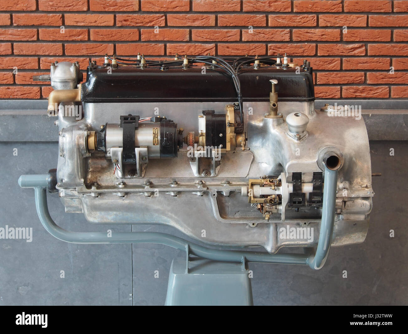 Une image en gros plan d'un moteur Spyker, montrant sa conception mécanique complexe et ses caractéristiques d'ingénierie avancées, soulignant le savoir-faire des automobiles Spyker. Banque D'Images