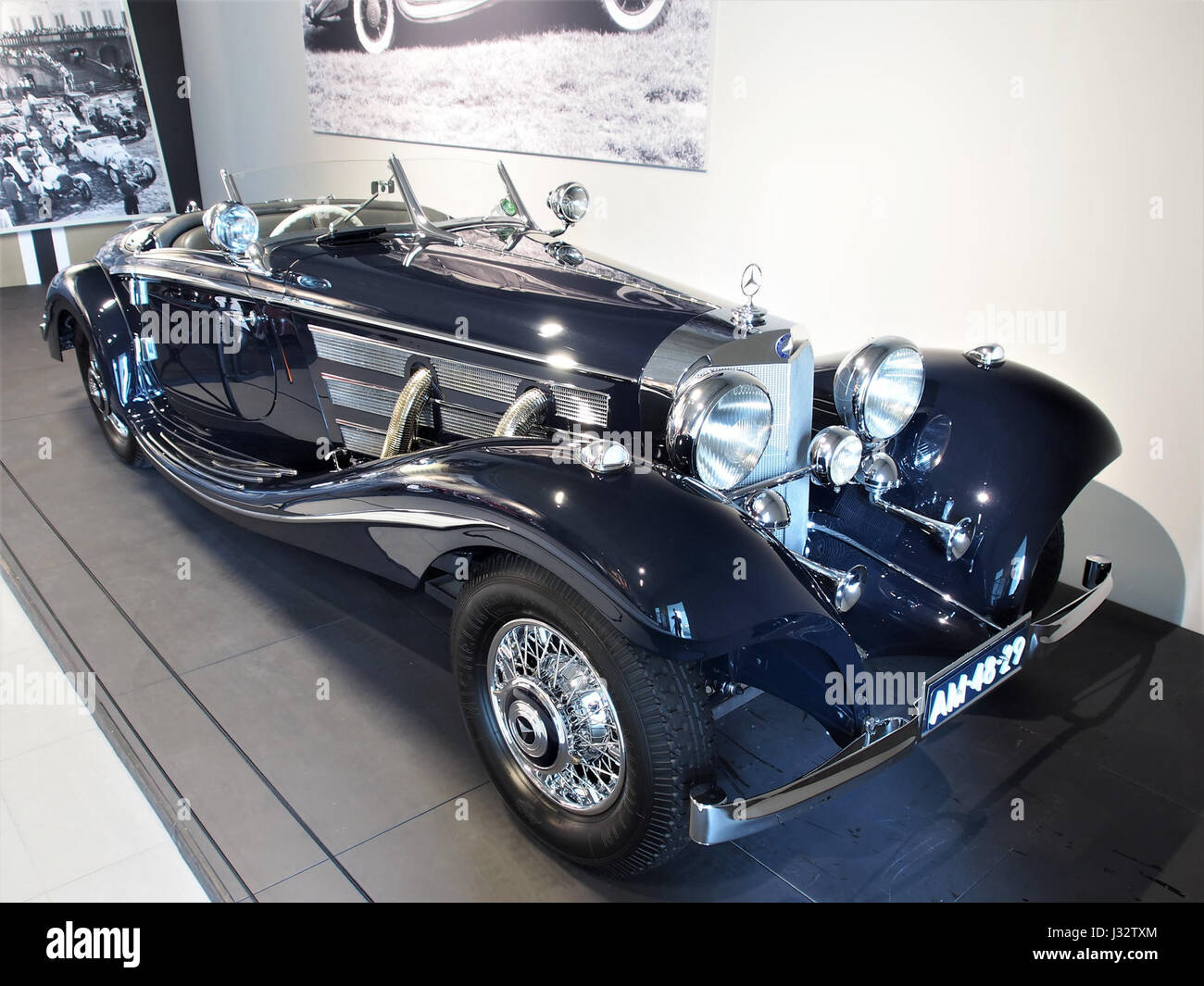 La Mercedes-Benz 500K Special Roadster 1936 est une voiture de luxe classique, connue pour son design élégant et ses hautes performances. La photo capture l'élégance et le savoir-faire de cette automobile vintage. Banque D'Images