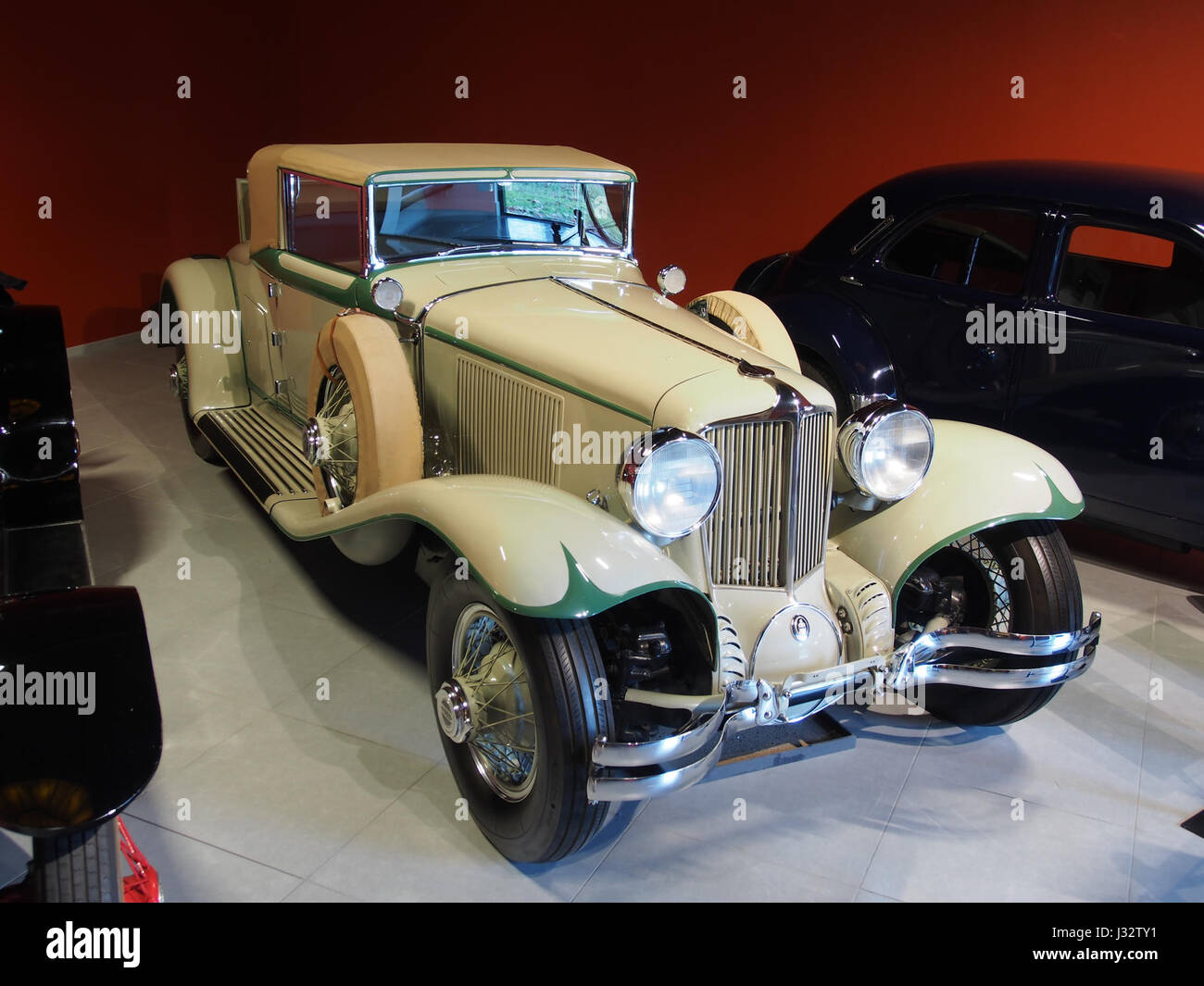 La Cord l-29 Cabriolet 1929 est une voiture de luxe américaine classique dotée d’un moteur 8 cylindres de 4,9 litres développant 125 chevaux, capable d’atteindre des vitesses de 115 km/h. C'est un exemple vintage de l'ingénierie automobile des années 1920. Banque D'Images