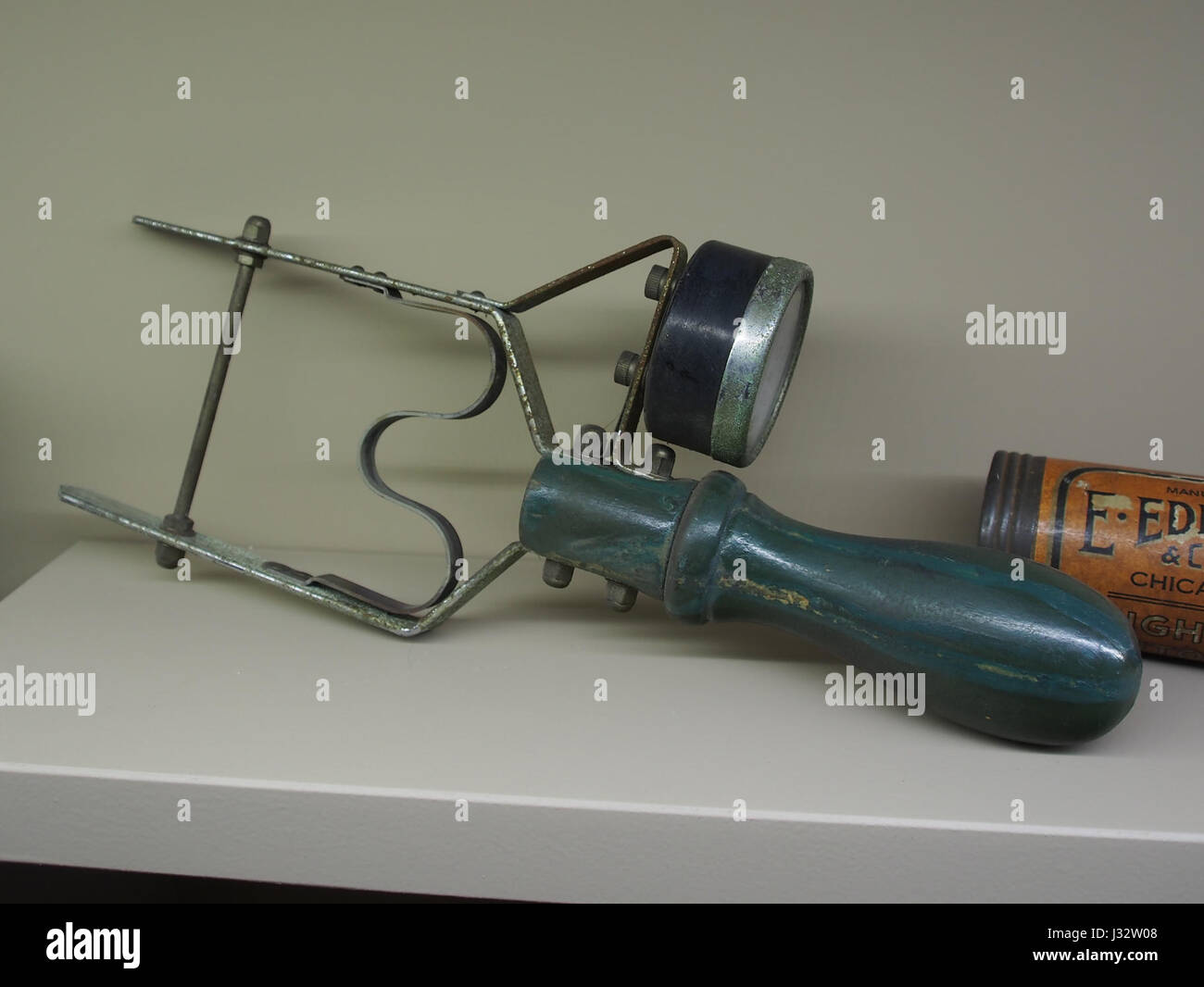 Un testeur de batterie est un appareil utilisé pour mesurer le niveau de charge et l'état d'une batterie. Il fournit une indication de la durée de vie restante de la batterie, aidant les utilisateurs à déterminer si elle doit être rechargée ou remplacée. Banque D'Images