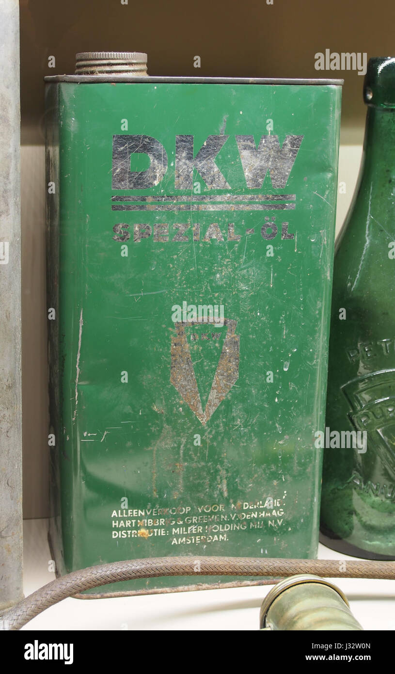 La DKW Spezial-C396l est un modèle de voiture d'époque produit par DKW, un constructeur automobile allemand. Ce modèle particulier est reconnu pour sa conception technique, ses performances mécaniques et ses caractéristiques distinctives du début du XXe siècle. Banque D'Images