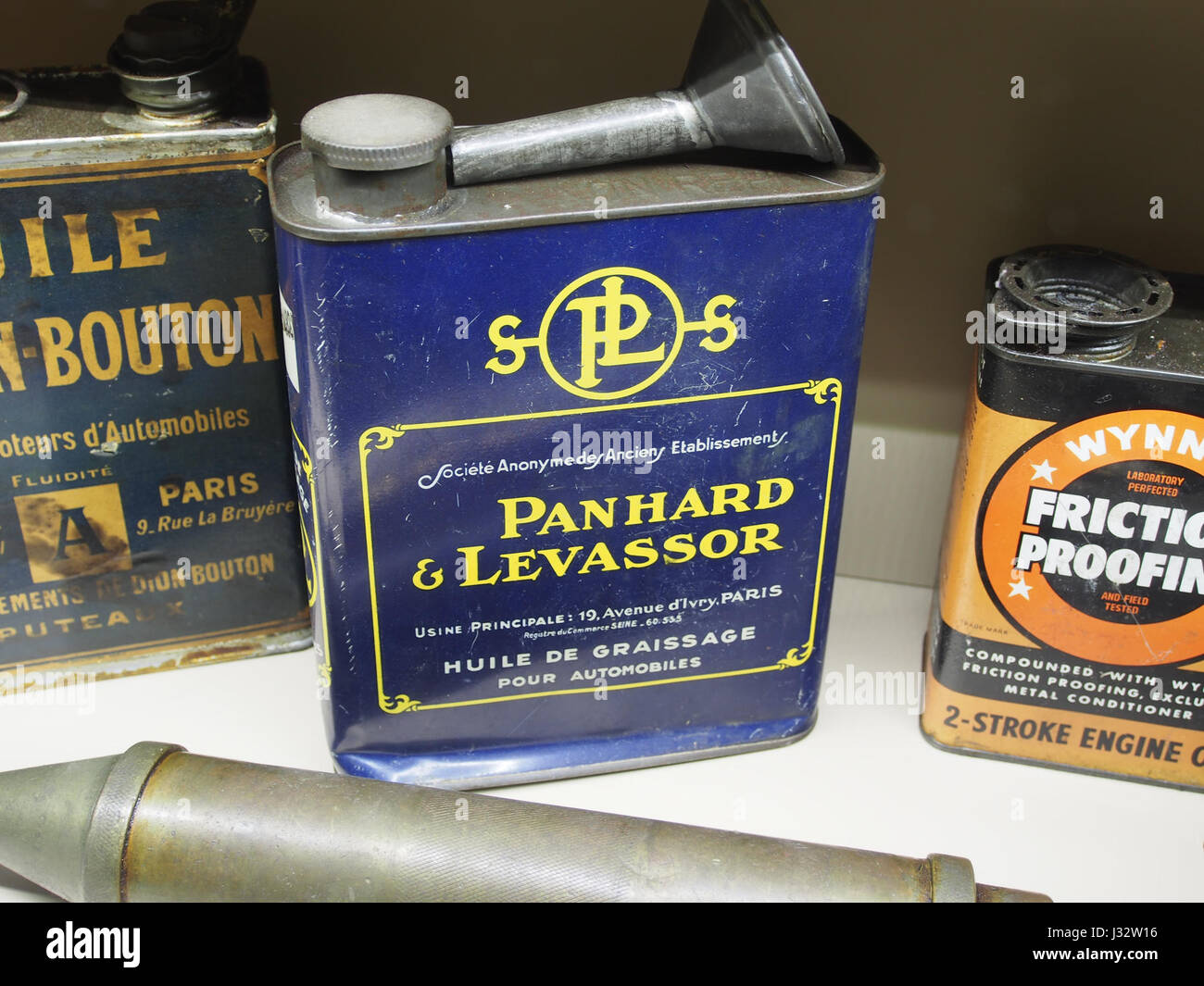 Cet article est une boîte d'huile vintage de Panhard & Levassor, un constructeur automobile français, conçu pour lubrifier les moteurs. La CAN reflète l'industrie automobile du début du XXe siècle et l'accent mis par la marque sur l'entretien des véhicules. Banque D'Images