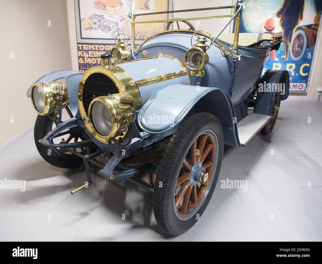 Photographie historique prise en 1912, représentant le modèle 10/12 HP Eijsink, une voiture produite au début du XXe siècle. L’image met en valeur la conception et l’ingénierie du véhicule de l’époque. Banque D'Images