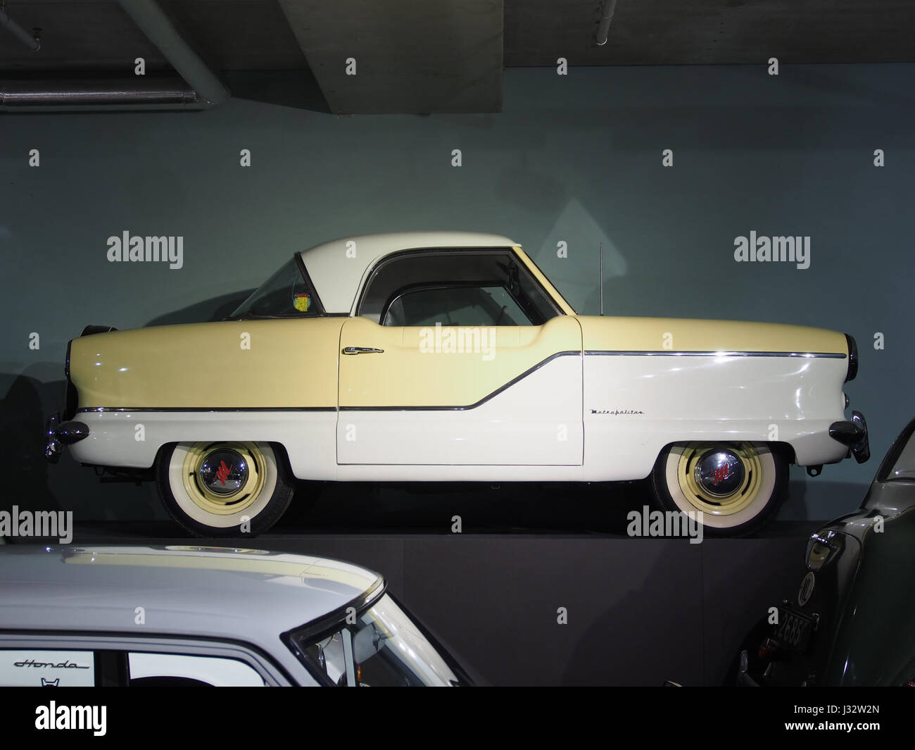 La Nash Metropolitan 1957 est une voiture compacte produite par la Nash-Kelvinator Corporation. Il a été conçu comme un petit véhicule abordable pour le marché américain, connu pour son style distinctif et son design compact. Banque D'Images