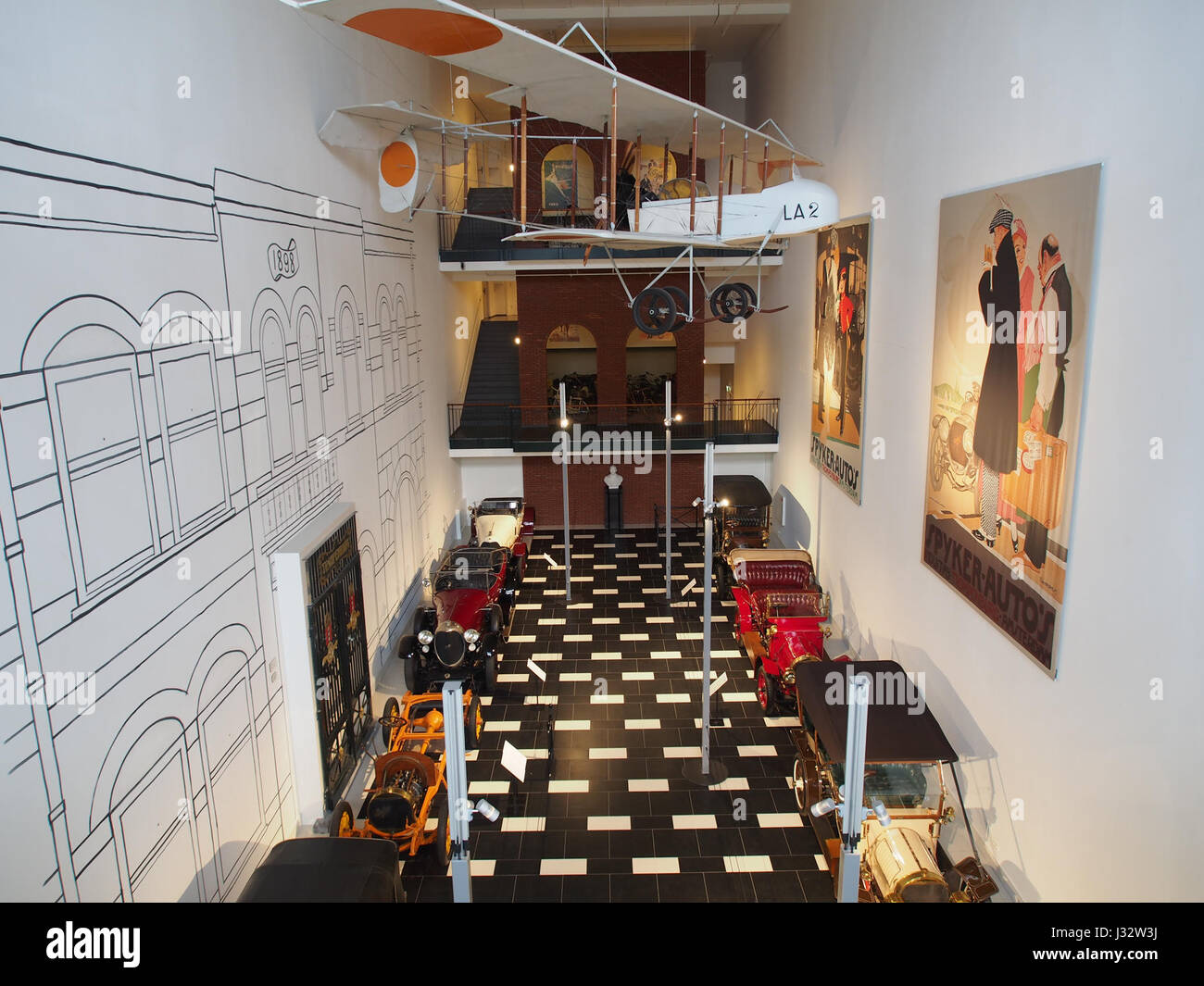 Spyker est un constructeur automobile de luxe connu pour ses voitures de sport hautes performances. Le « Spyker hal » fait référence au modèle spécifique ou à l'emplacement lié à l'entreprise, en se concentrant sur la conception et l'ingénierie automobiles. Banque D'Images