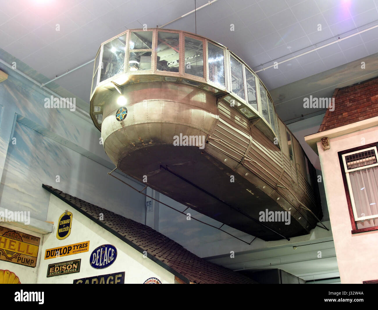 Cette photographie montre la nacelle d'un dirigeable allemand, un type de dirigeable rigide. L'image capture la conception structurelle et l'ingénierie du dirigeable, mettant en valeur sa nacelle distinctive pour l'équipage et les passagers. Banque D'Images