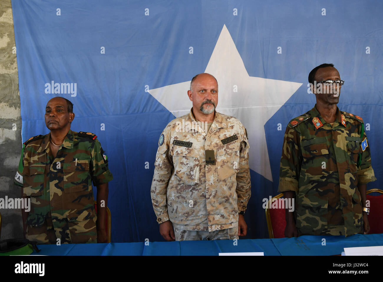 Le commandant de la Force de la Mission de l'Union africaine en Somalie (AMISOM), le général Osman Nour Soubagleh (à gauche), la Mission de formation de l'Union européenne en Somalie (EUTM), commandant de la Brigue. Le général Maurizio Morena (milieu), et de la Somalie est sous-chef des Forces de défense (DCDF), le général Ali Bashi Mohamed (à droite), lors d'une cérémonie de passage pour l'armée nationale somalienne (SNA) soldats qui ont terminé la formation dispensée par l'Dhegabadan EUTM au Camp de formation (Jazeera) à Mogadiscio, Somalie, le 14 janvier 2017. L'AMISOM Photo / Omar Abdisalan Banque D'Images