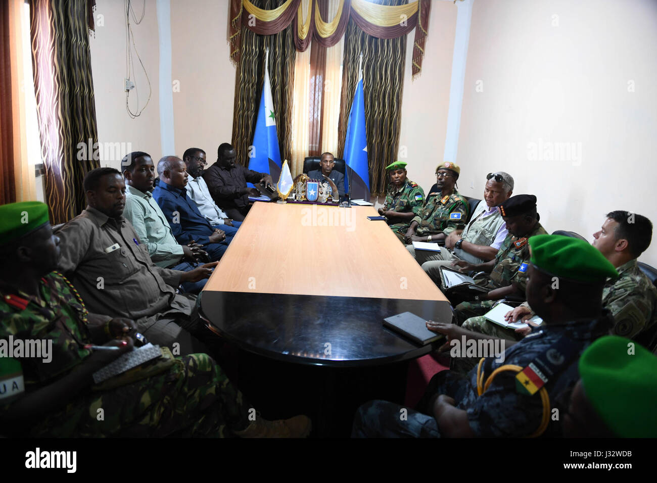 Le général Osman Noor Soubagleh, commandant de la Force de la Mission de l'Union africaine en Somalie, rencontre l'administration Galmudug à Cadaado, en Somalie, le 15 janvier 2017. La réunion s'est concentrée sur le renforcement de la collaboration aux efforts de maintien de la paix dans la région. Banque D'Images