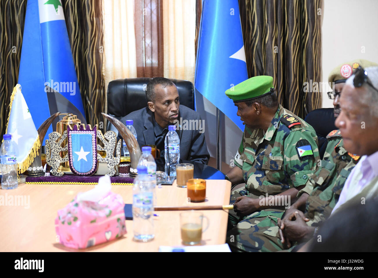 Le général Osman Noor Soubagleh, commandant de la Force de la Mission de l'Union africaine en Somalie (AMISOM), rencontre l'Administration Galmudug à Cadaado, en Somalie. La réunion a eu lieu le 15 janvier 2017 et portait sur la sécurité et les questions régionales. Banque D'Images