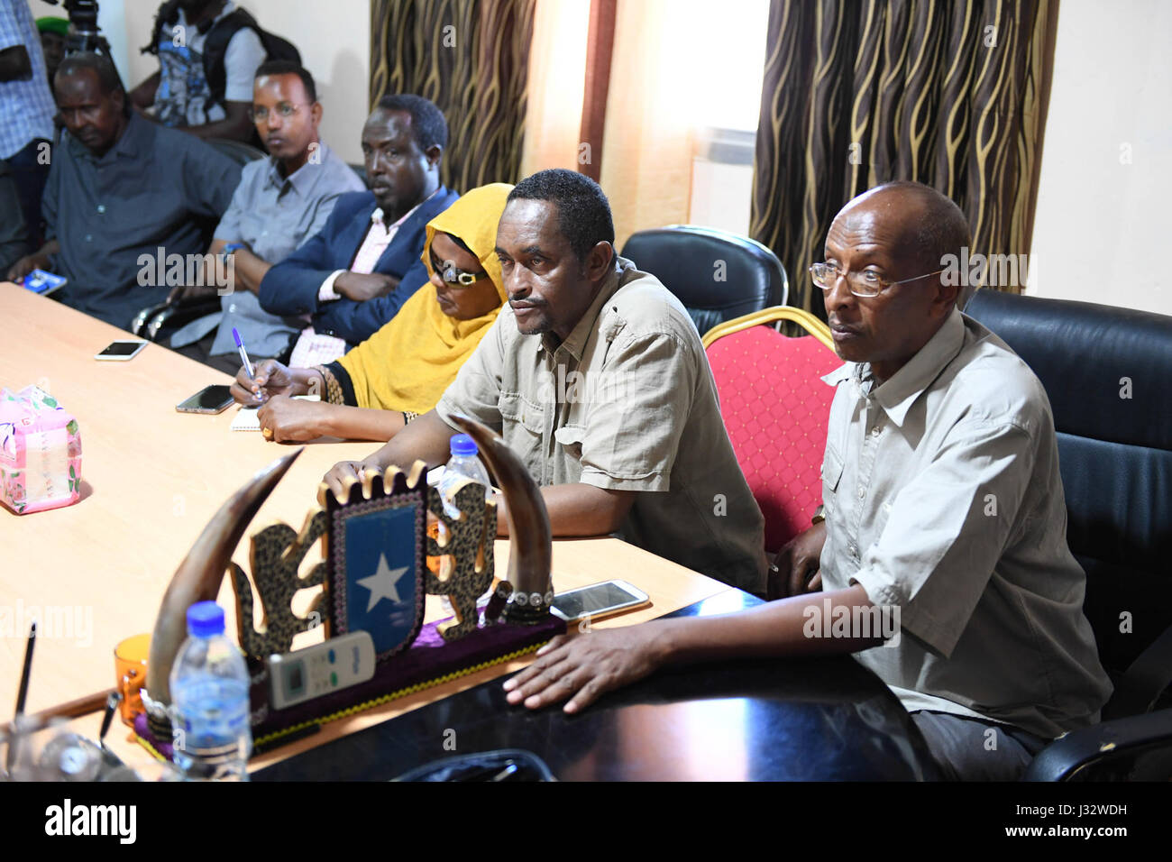 Photographie du 15 janvier 2017 montrant des membres de l'administration du Galmudug qui ont rencontré le général Osman Noor Soubagleh, commandant de la Force de la Mission de l'Union africaine en Somalie, à Cadaado, en Somalie. Banque D'Images