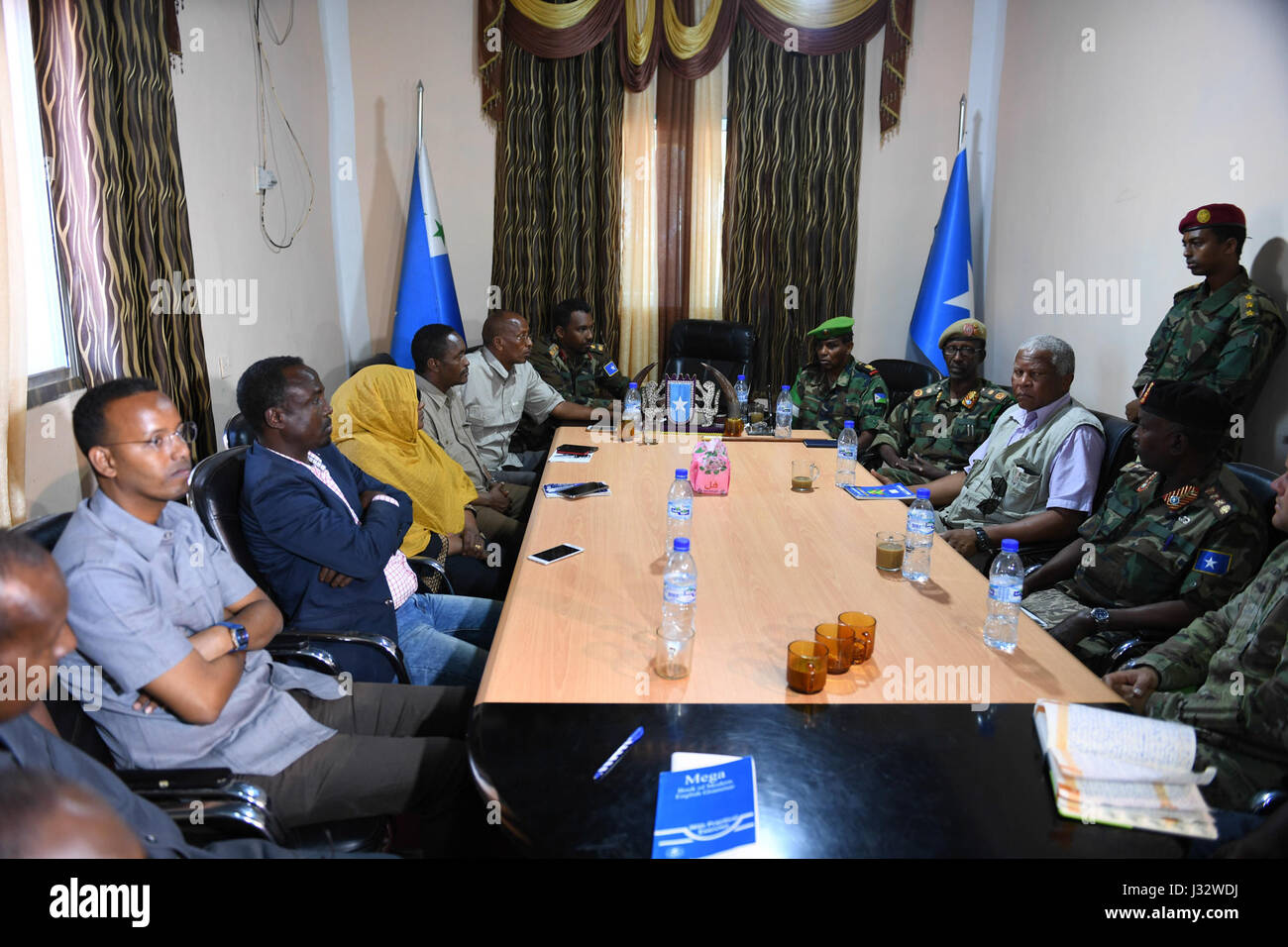 Le 15 janvier 2017, le général Osman Noor Soubagleh, commandant de la Force de la Mission de l’Union africaine en Somalie (AMISOM), a rencontré l’Administration Galmudug à Cadaado, en Somalie, pour discuter des opérations en cours et des questions de sécurité. La réunion visait à renforcer la coopération régionale dans la lutte contre le terrorisme. Banque D'Images