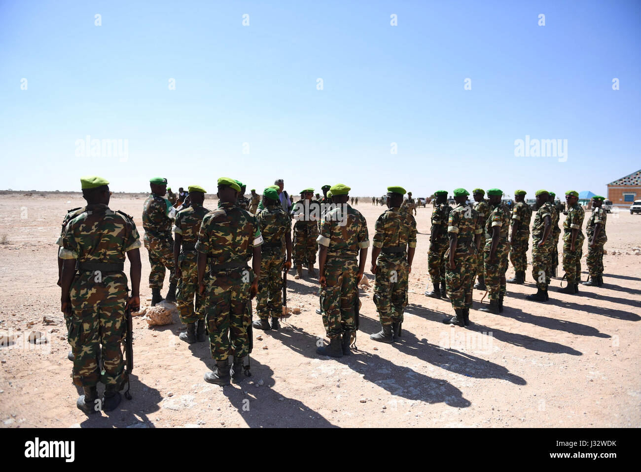 Le 15 janvier 2017, le général Osman Noor Soubagleh, commandant de la Force de la Mission de l’Union africaine en Somalie (AMISOM), s’est adressé aux troupes de l’AMISOM à Cadaado, en Somalie, soulignant leur rôle dans le maintien de la paix et de la sécurité dans la région. Banque D'Images